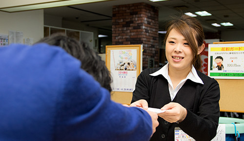 伝票を渡すイメージ